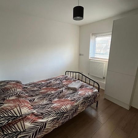 Immaculate 2 Bed Flat With Free Parking! Διαμέρισμα Γουάτφορντ Εξωτερικό φωτογραφία