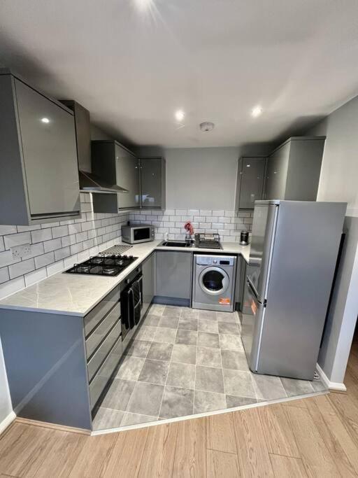 Immaculate 2 Bed Flat With Free Parking! Διαμέρισμα Γουάτφορντ Εξωτερικό φωτογραφία