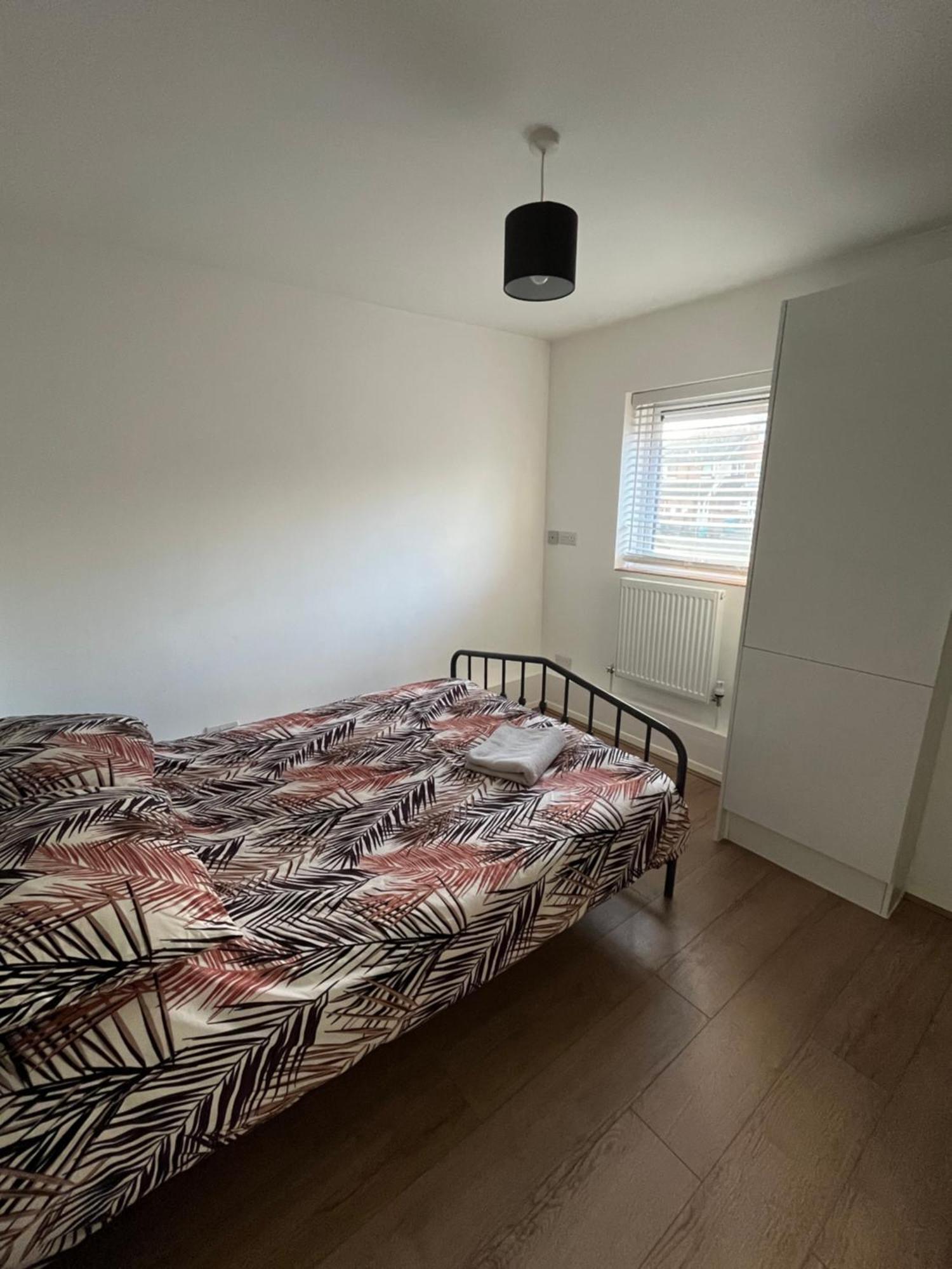 Immaculate 2 Bed Flat With Free Parking! Διαμέρισμα Γουάτφορντ Εξωτερικό φωτογραφία